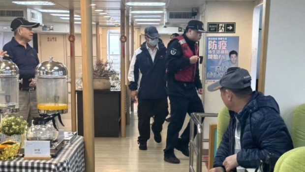 福建海警船登金門游艇檢查。