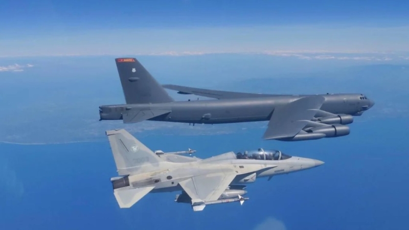 美國空軍的B-52H轟炸機與菲律賓空軍的FA-50PH戰機在南海聯合巡邏。PAF