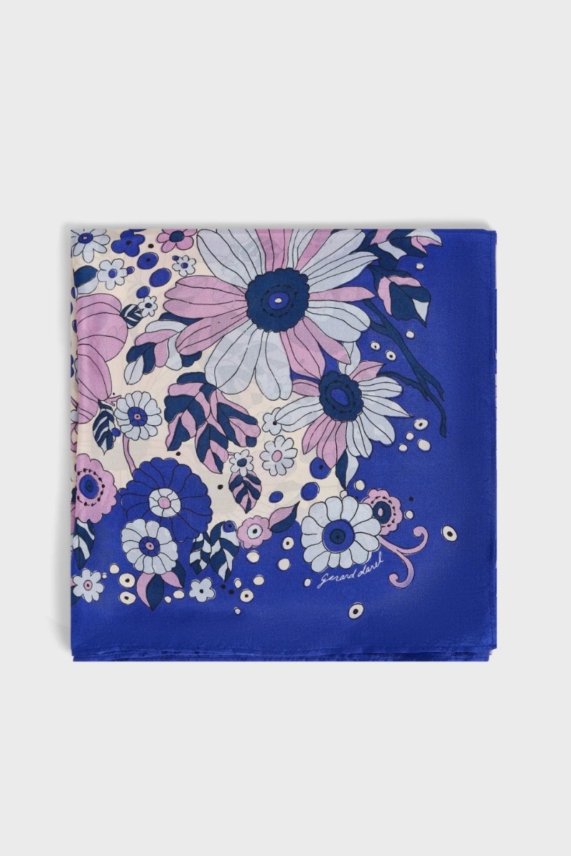 rue Madame Gerard Darel絲巾 $1,475，絲巾上的花卉圖案啟發自上世紀七十年代的圖案。