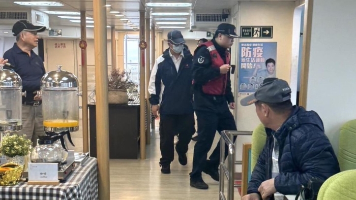 福建海警船登金門游艇檢查。
