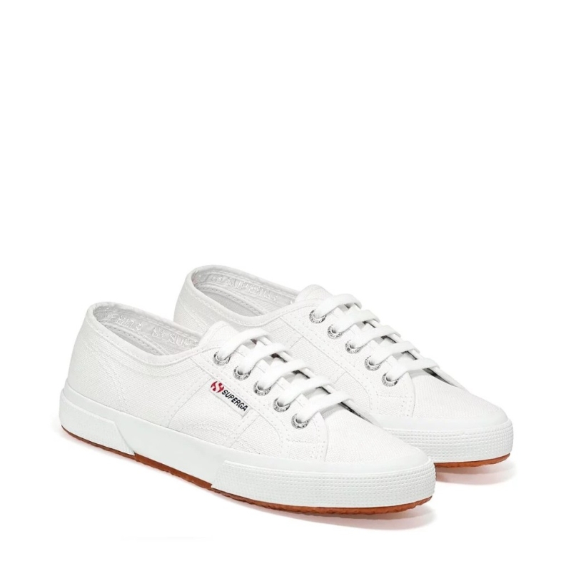 Superga經典2750白鞋 $478。