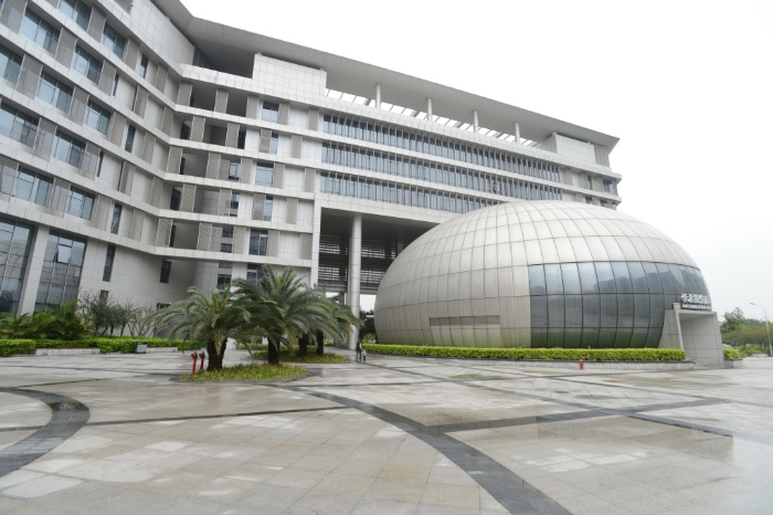 港大深圳醫院為三級甲等醫院，由深圳政府投資，采港式管理的大型綜合性公立醫院。