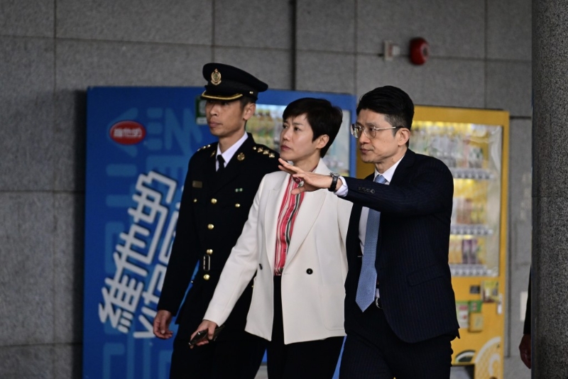 海關關長何珮珊（中）抵達深圳灣口岸。