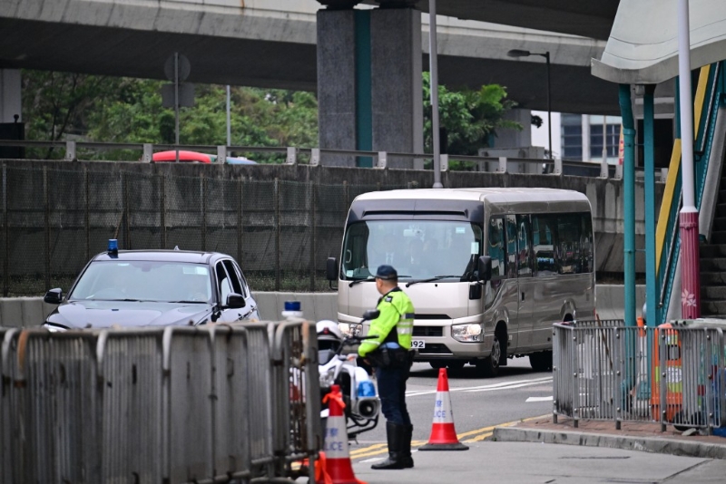夏寶龍乘坐專車早上到中聯辦。