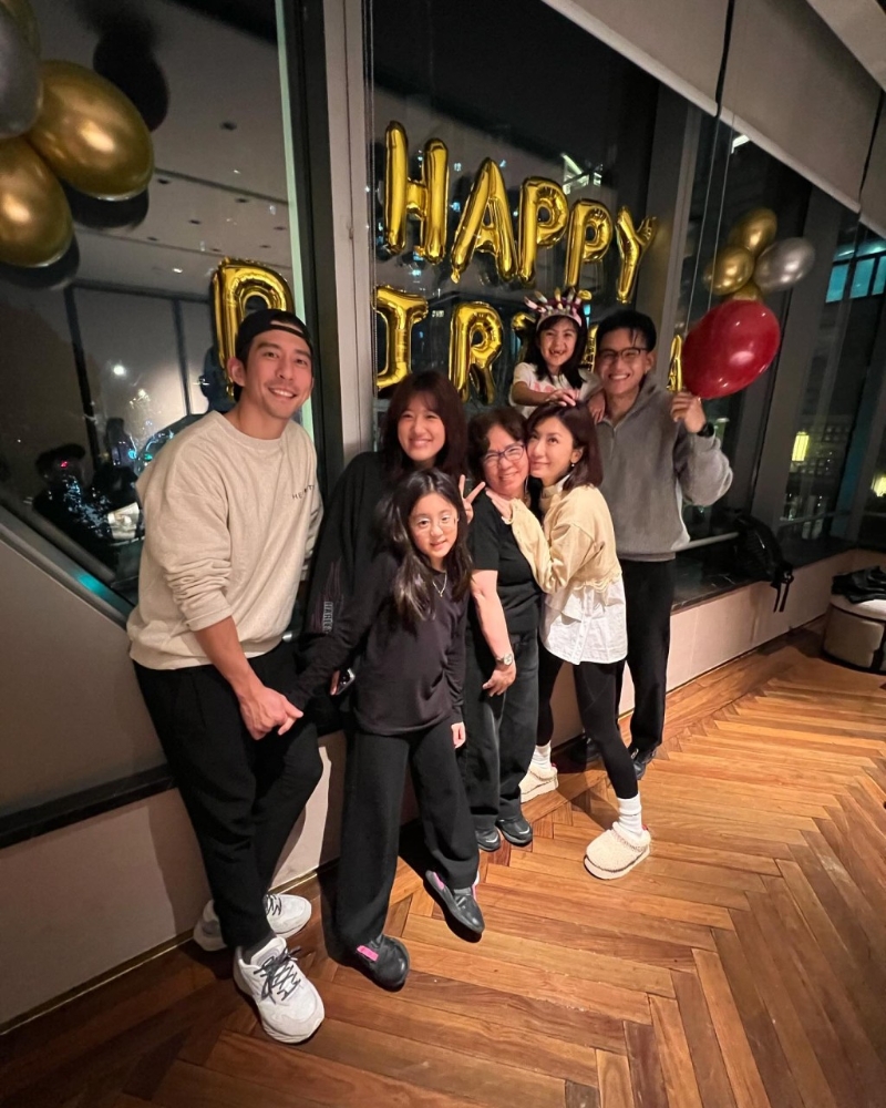 賈靜雯與老公修杰楷為小女兒慶祝生日。