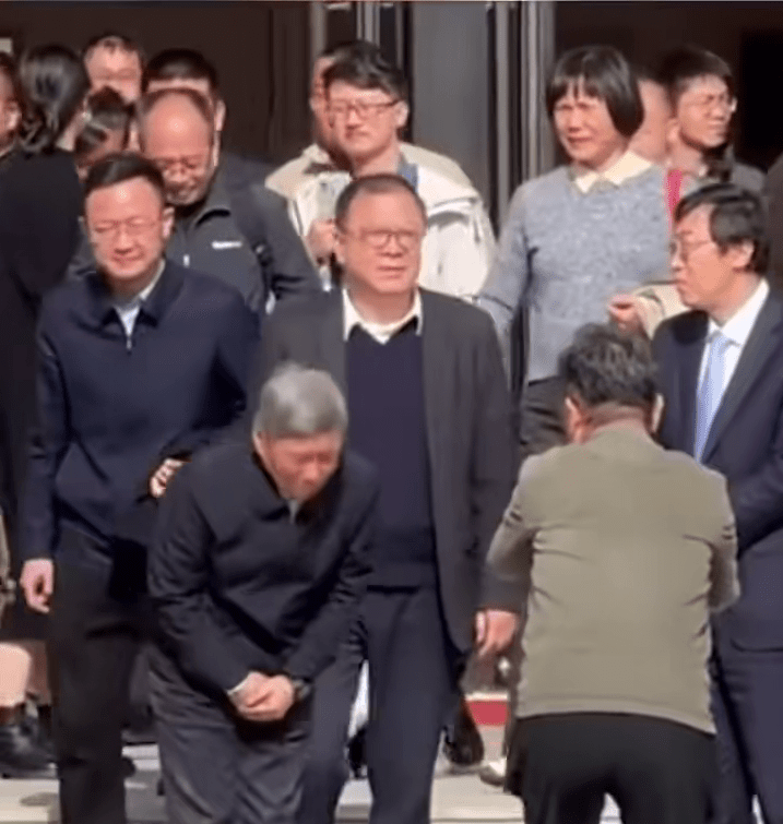“網紅校長”卸任離校園