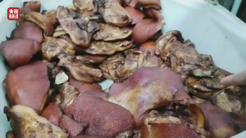 發現有企業使用槽頭肉取代五花肉制作梅菜扣肉。 （圖片來源：央視網）