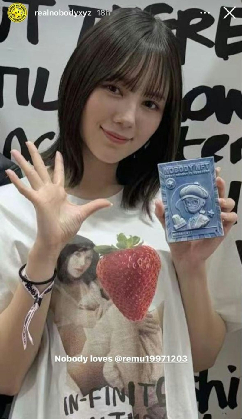 原來日前來港參展的日本AV女優涼森玲夢都有買入周星馳的陶瓷卡。