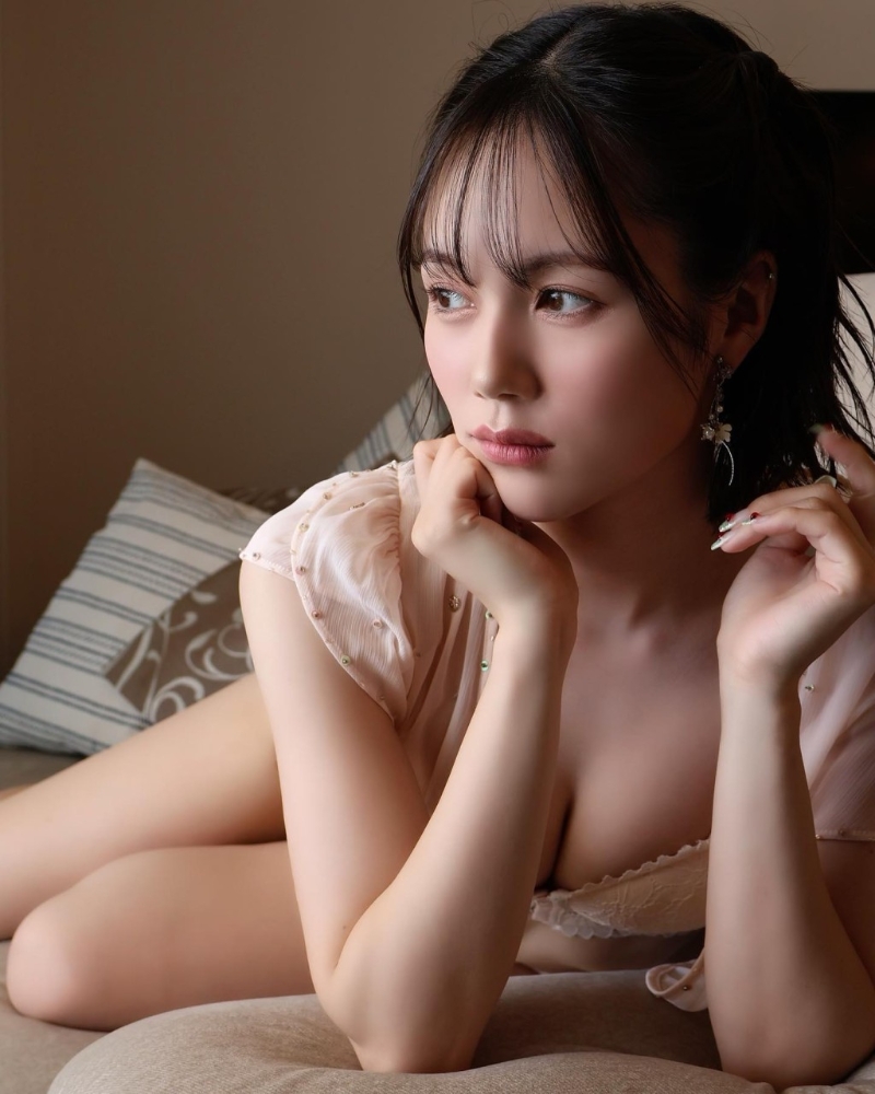 現年26歲的涼森玲夢，于2019年出道成為AV女優。