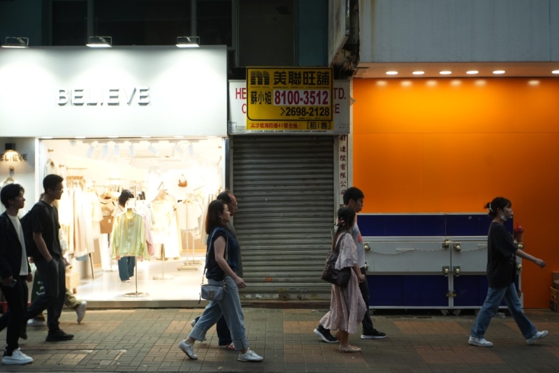 尖沙咀街頭有鋪位空置正在招租。 劉駿軒攝