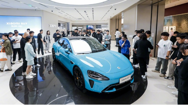 小米汽車的直營店，小米SU7純電動轎車在店內展示