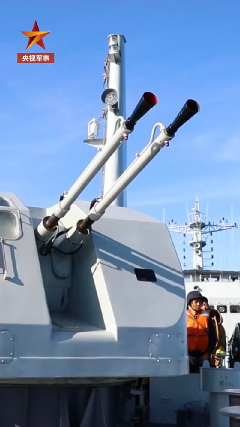 解放軍艦艇編隊在南海演練打擊武裝漁船。