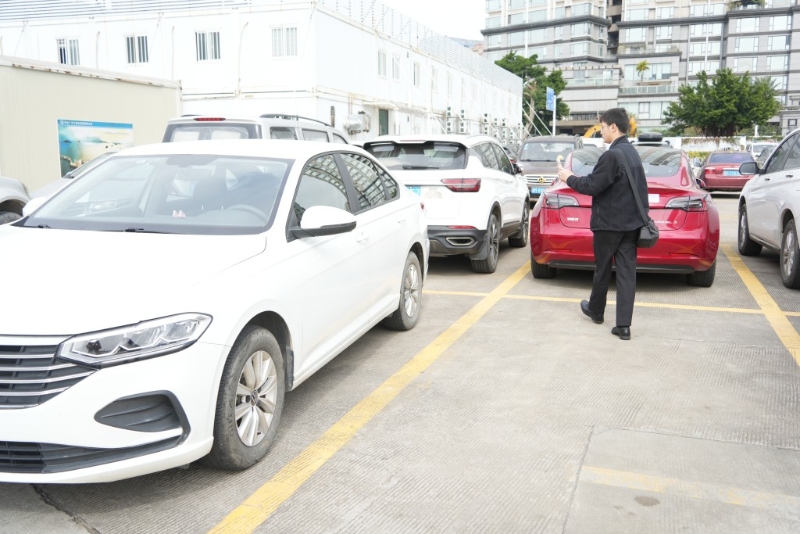 取車后先圍繞車身觀察，并拍下影片。