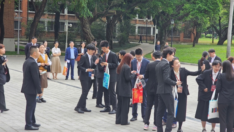 馬英九率青年學子赴廣州中山大學