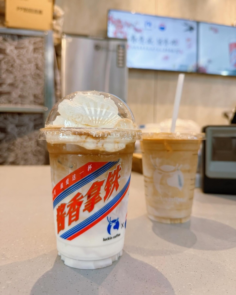 區文詩潮飲瑞幸醬香拿鐵，一杯40人民幣有找。