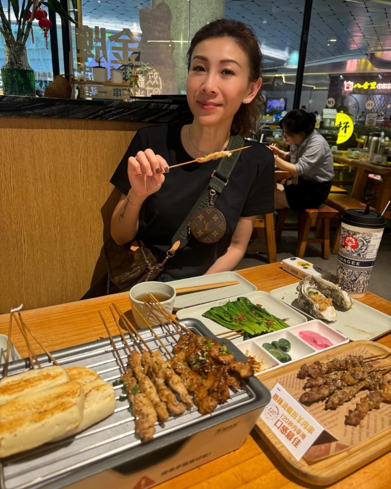 區文詩幫襯連鎖中式燒烤店木屋燒烤，據悉人均100人民幣便可飽餐一頓。