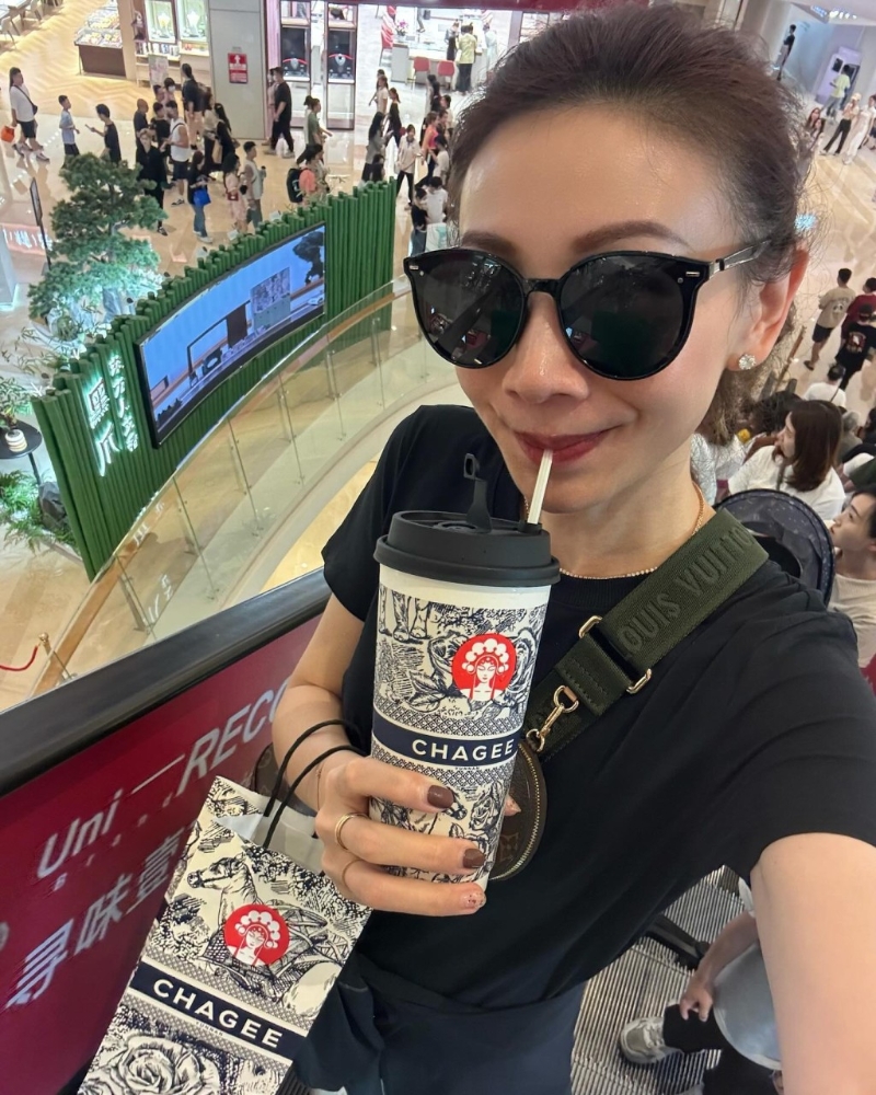 區文詩追加一杯茶飲。