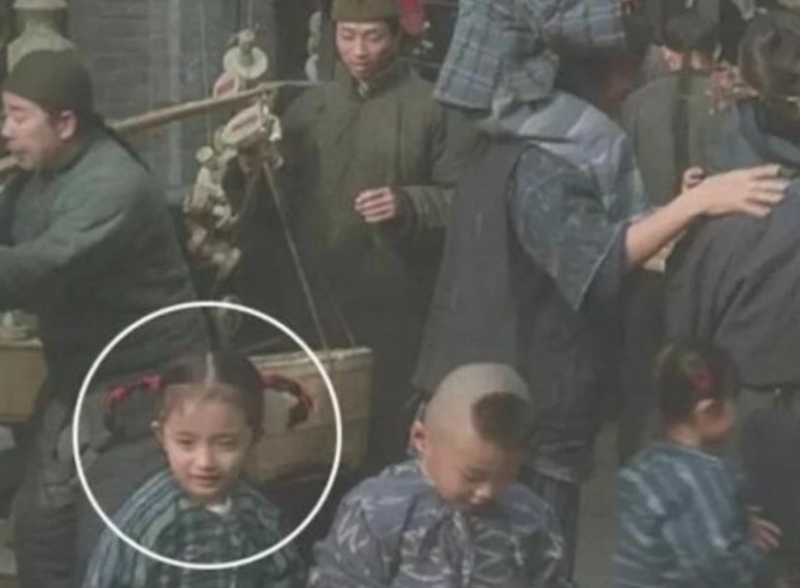 楊冪（左下一）兒時拍過周星馳電影《武狀元蘇乞兒》。