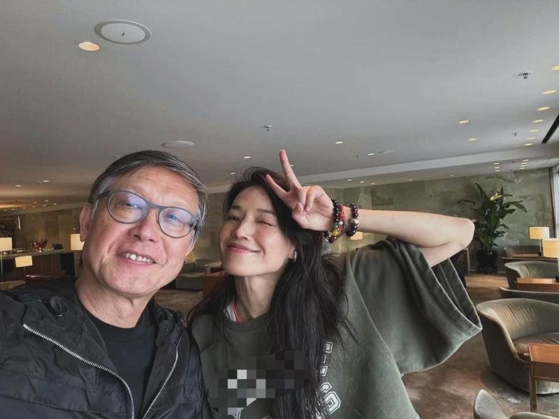 5日舒淇在IG貼了一張與劉偉強導演在機場的合照，淡妝的舒淇做出單眼舉V的勝利手勢，調皮樣子令她眼紋及樹根頸紋乍現。