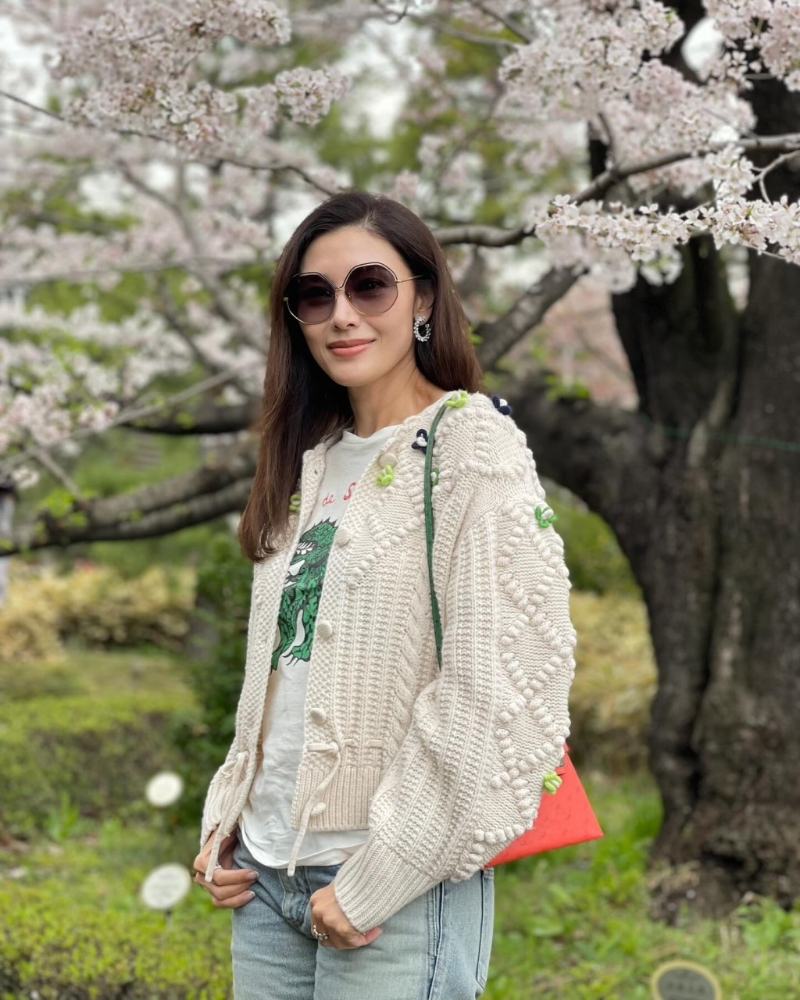 李嘉欣背著23萬鴕鳥皮Hermès mini Kelly勁搶鏡，盡顯豪門貴氣。
