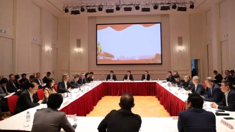 王文濤在法國與在歐中資電動車企業召開圓桌會議。