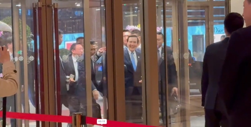馬英九在眾人攙扶下走進飯店大門。