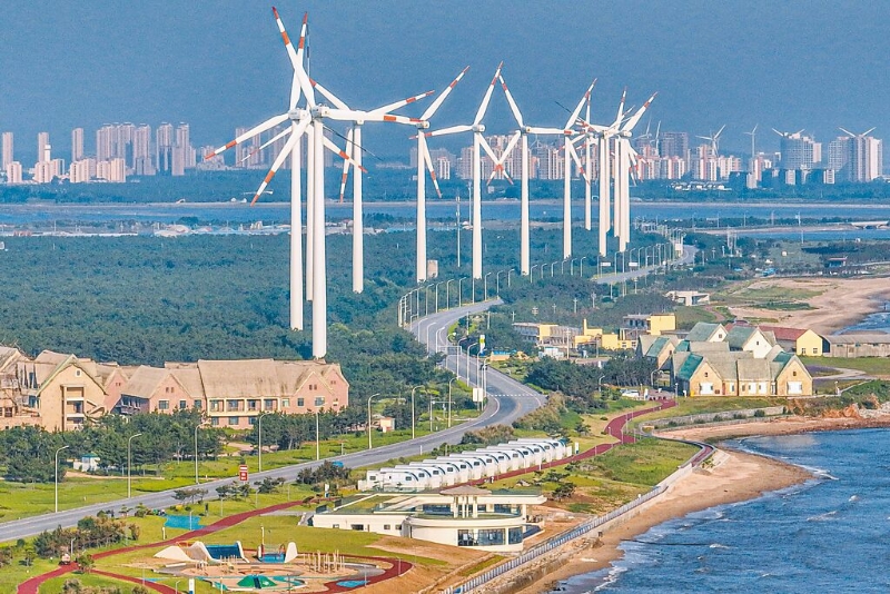 圖為山東省榮成市港西鎮北部沿海一處風電場。