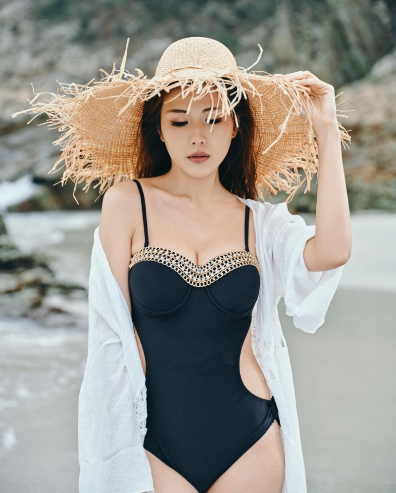 趙璧渝至少換上三款造型，其中一款以低胸露腰一件頭示人。