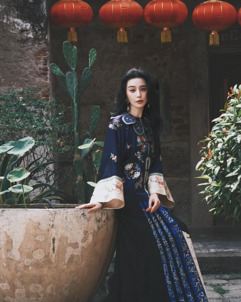 范冰冰穿上藍色的服裝，在古跡及攤檔留影。