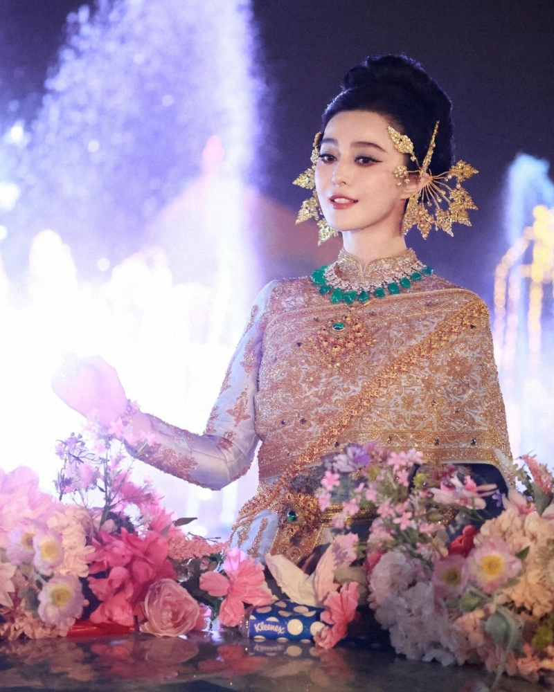 對比較早前分享的披頭散發厲鬼Look，這輯美照成功令范冰冰再得網民大贊。