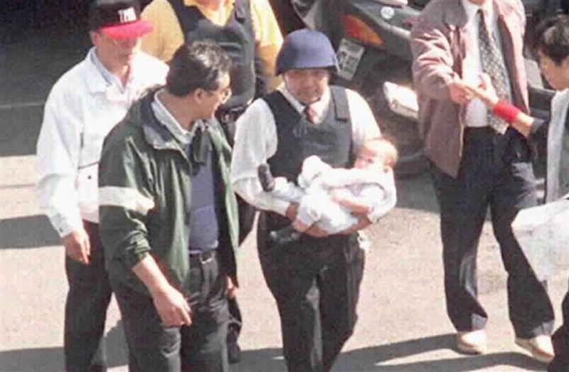 1997年挾持南非武官案，侯友宜抱著武官幼子離開官邸的照片。