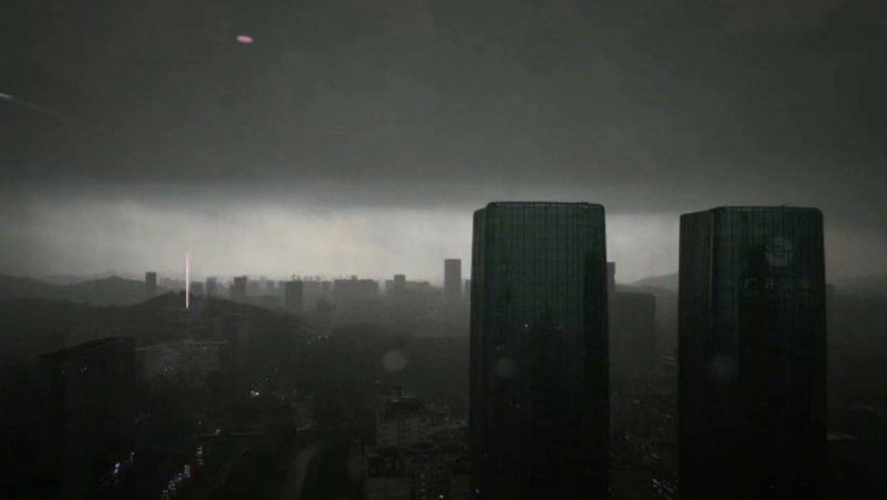 廣州暴雨白天秒變黑夜。