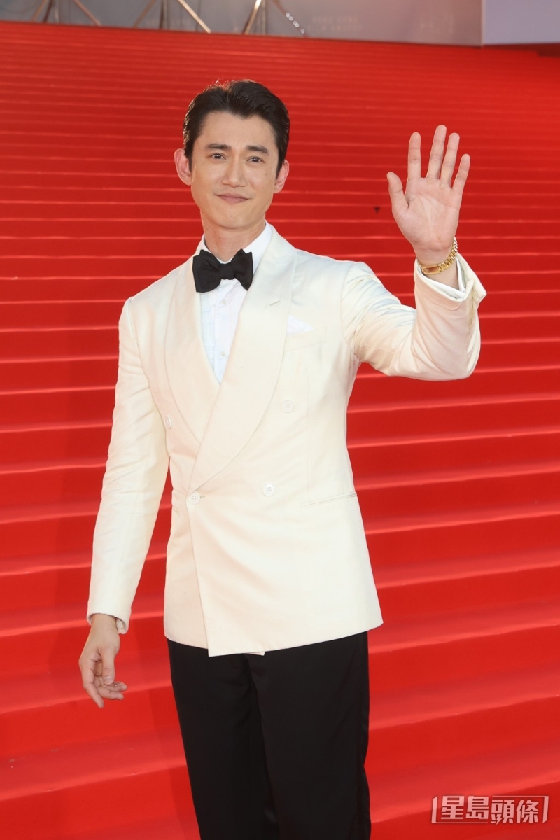 臺灣男星吳慷仁穿上Ralph Lauren Purple Label 白色西裝襯黑色西褲型仔現身。