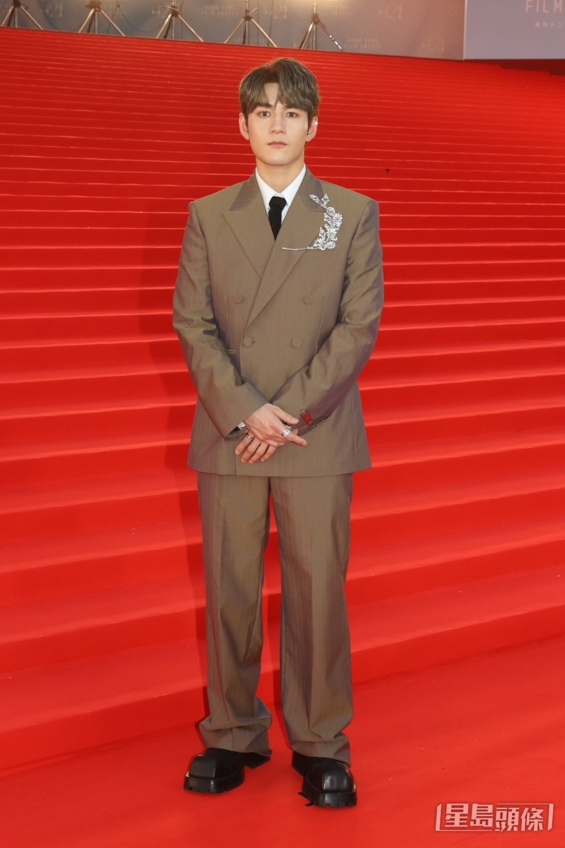 Jeffrey魏浚笙戴上法國珠寶品牌Boucheron的胸針，突顯隆重一面。