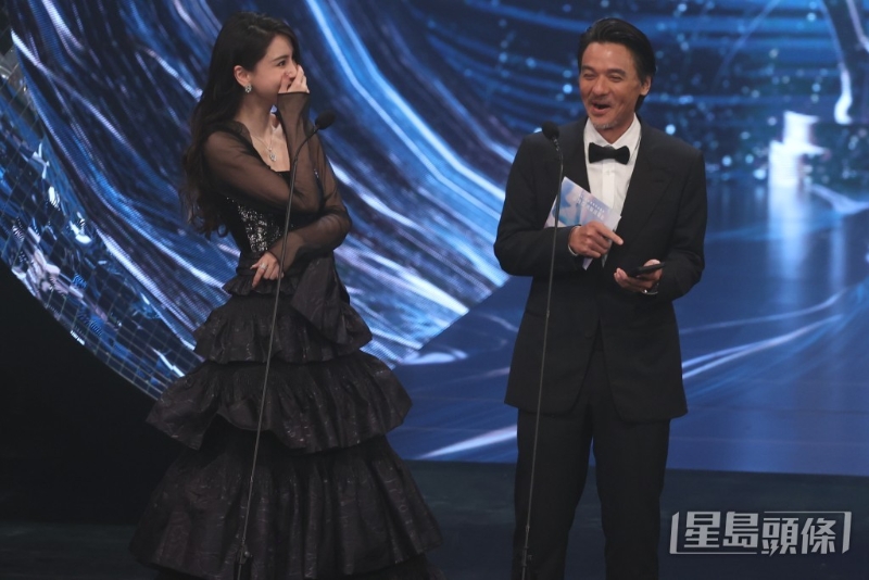 Angelababy楊穎換上Viktor & Rolf 2024春季高訂系列黑色禮裙，與馮德倫頒發「最佳亞洲華語電影」。