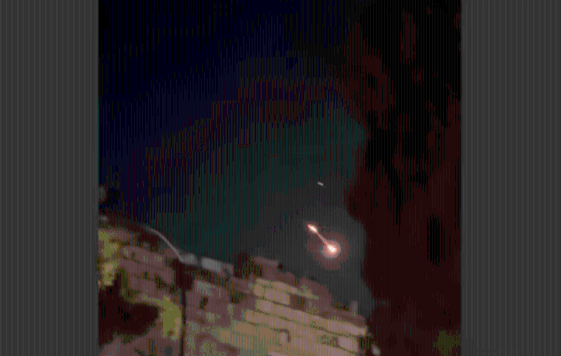 影片拍到伊朗上空爆出火光，據信是以軍導彈。