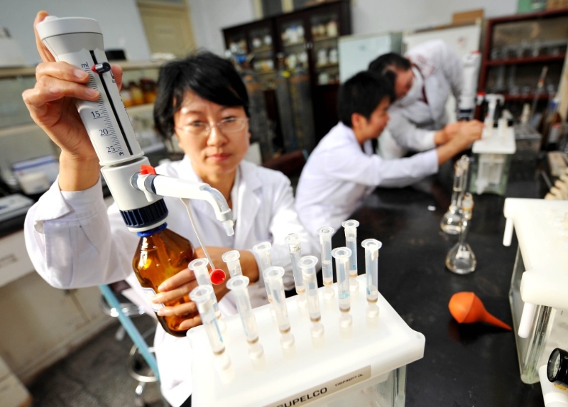 寧夏食品檢測中心的工作人員對乳制品進行三聚氰胺檢測。 新華社