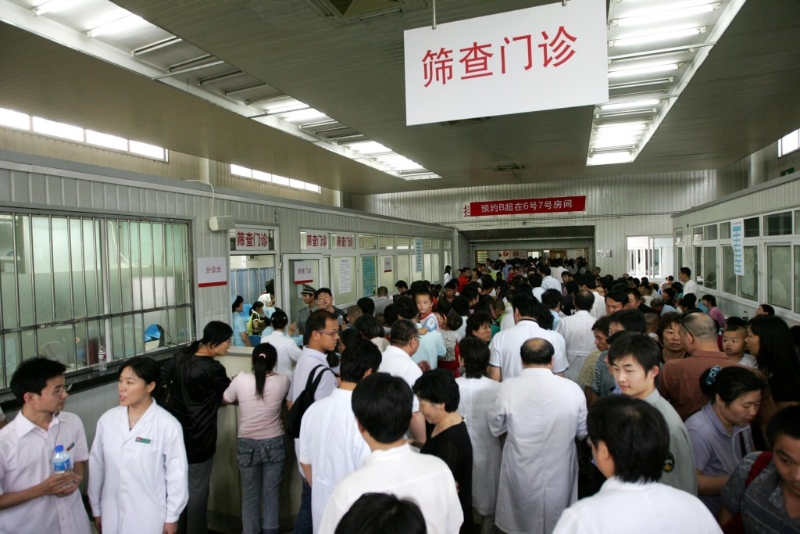 2008年9月17日至18日，多達3400名曾飲用問題奶粉的幼兒求診，發現新增泌尿系統結石患兒96人。 新華社