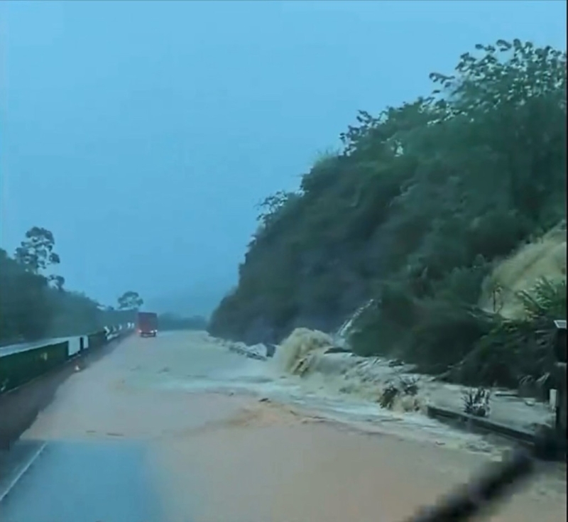 洪水涌入高速公路。