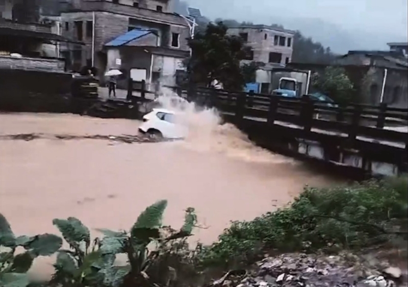 有車輛掉入河里，順著水流撞橋。