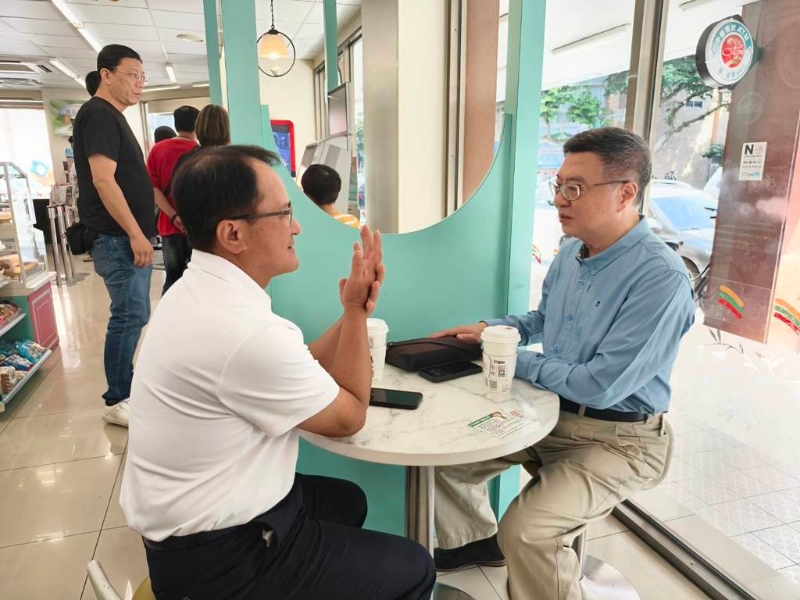 準“行政院長”卓榮泰（右）21日與“前總統”陳水扁辦公室主任林德訓（左）在“立法院”附近超商喝咖啡