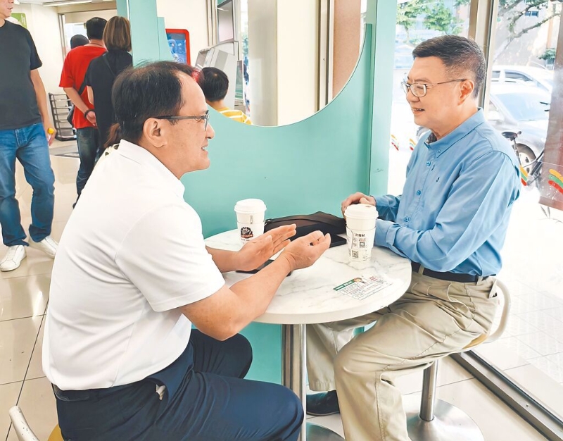 準“行政院長”卓榮泰（見圖右）與林德訓（見圖左）日前在“立法院”附近超商喝咖啡。
