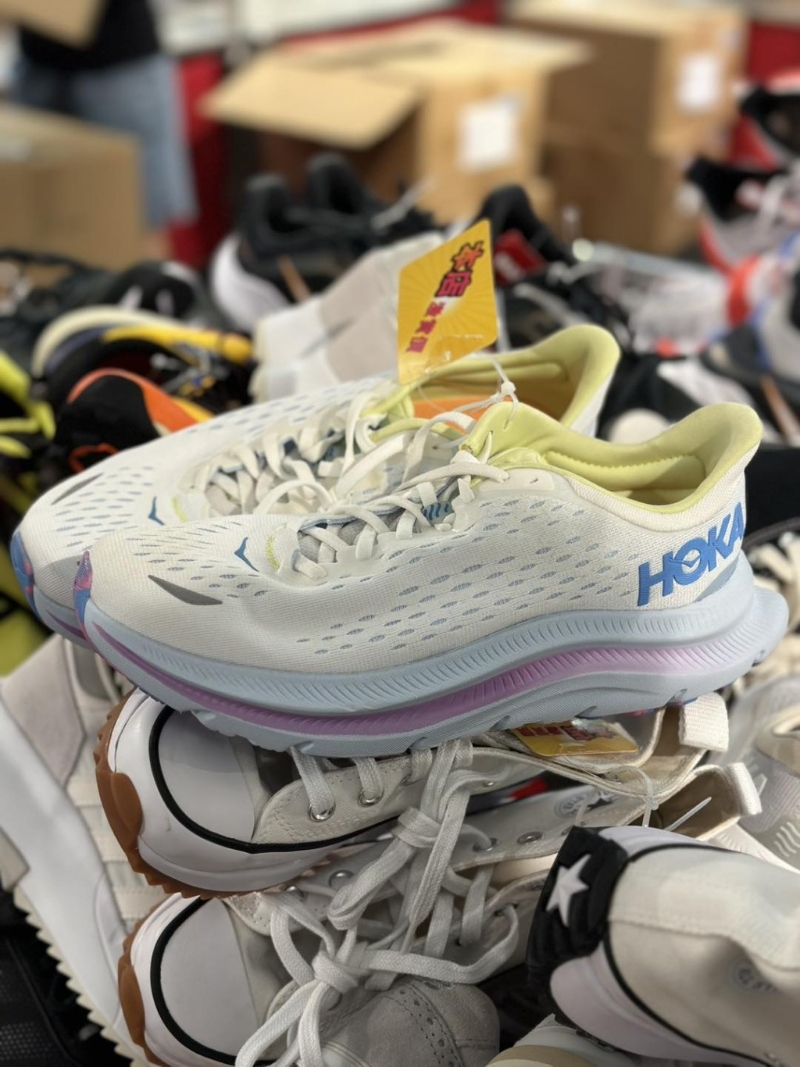 HOKA波鞋。