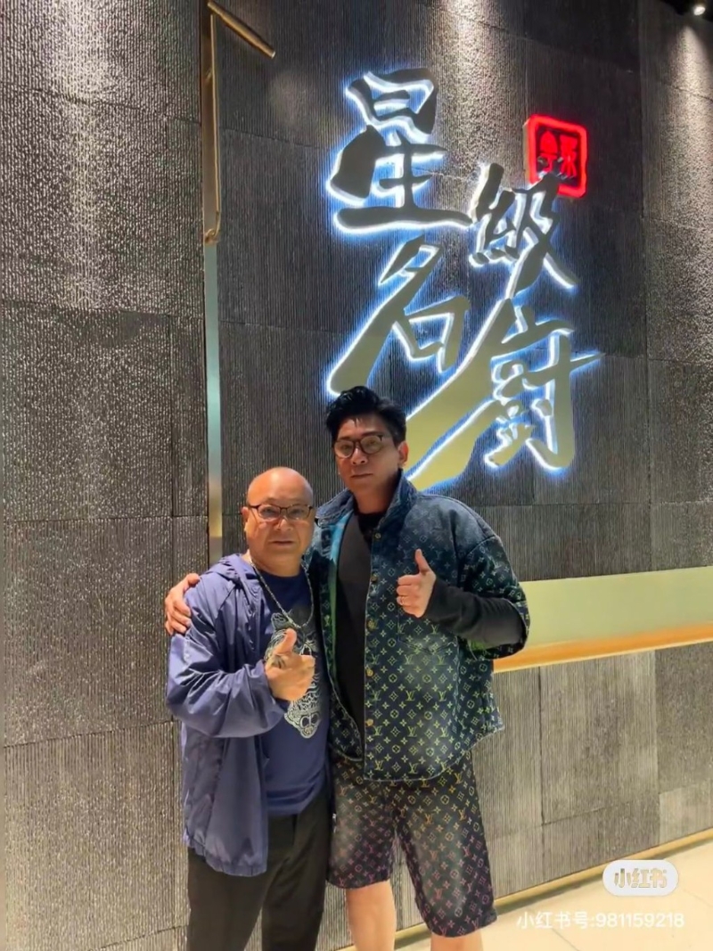 黃子揚（右）近日悉心打扮去大佬B吳志雄旗下餐廳飯聚。