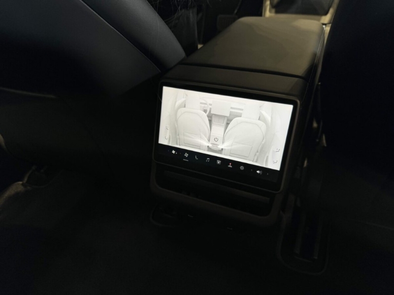 后座屏幕可以查看更多車輛信息，包括導航、時間、溫度等等。