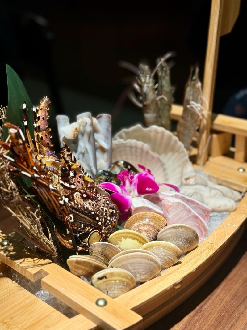 時令海鮮八點盛合選用即日時令海鮮，包括扇貝、鮑魚、蟶子、北寄貝及生蠔等，當中魚仲、沙白以及龍蝦都是來自本地。