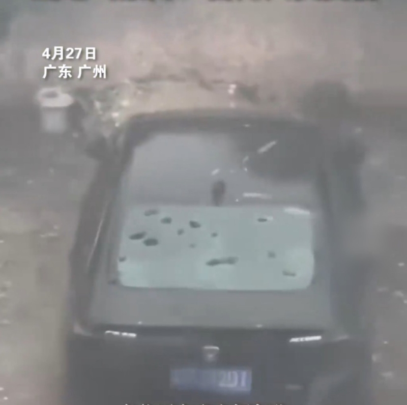 冰雹打中汽車猛烈彈開。