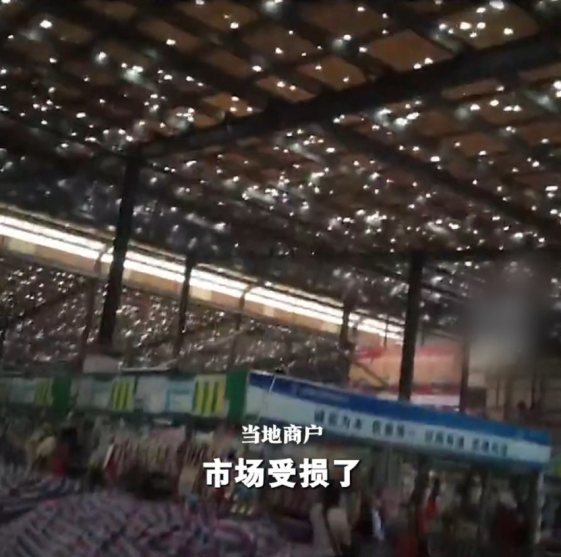菜市場大棚被砸爛，滿頂破洞。
