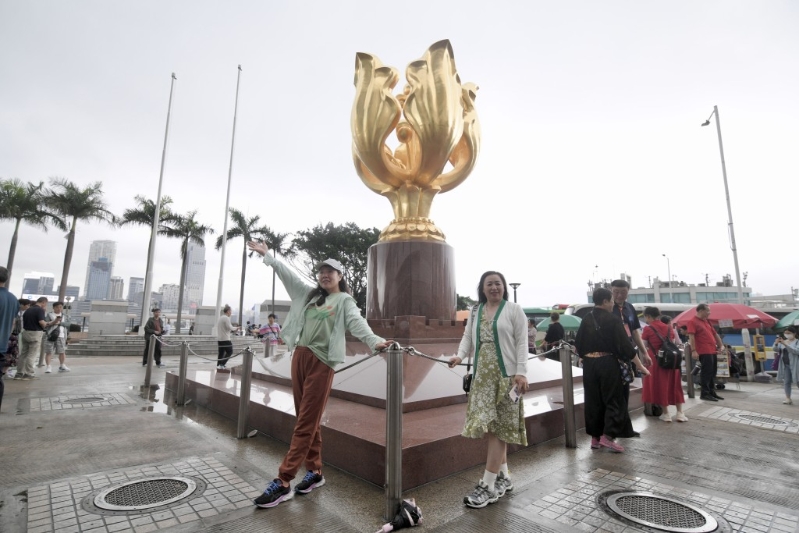 游客在金紫荊廣場留影。
