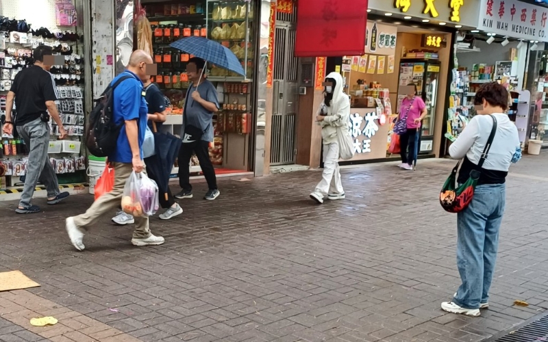 還有一名“北嫂”（右）“企街”尋找好色男子。